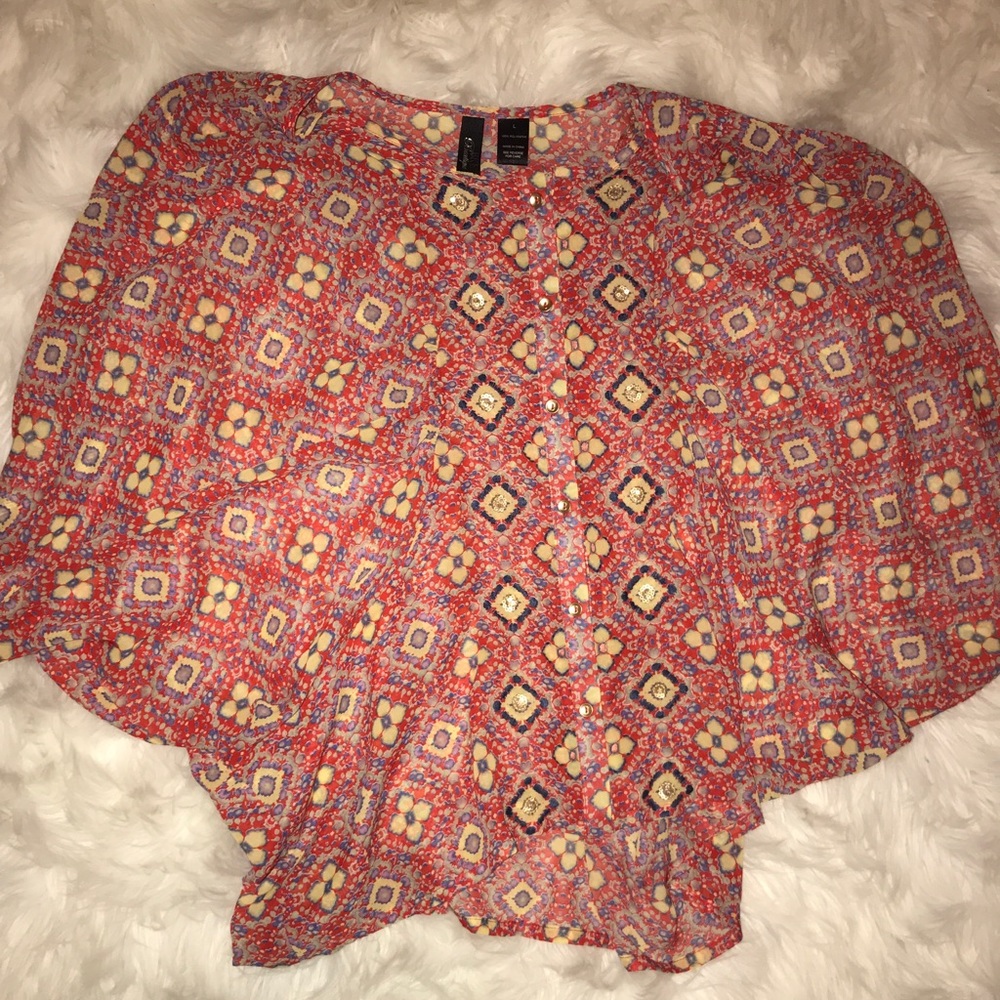 BKE boutique winged sleeved blouse!!